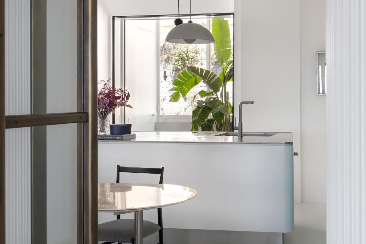 abimis-i-pantone-2026-cloud-dancer-donosi-novu-smirenost-u-svet-luksuznih-kuhinja-od-nerdajuceg-celika-5