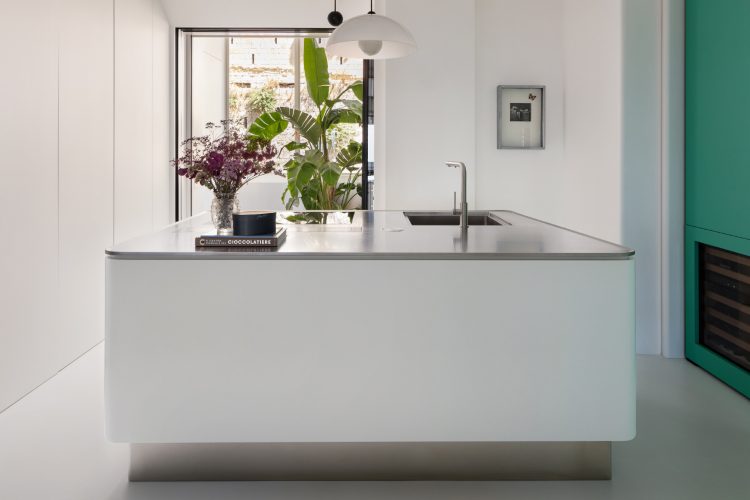 abimis-i-pantone-2026-cloud-dancer-donosi-novu-smirenost-u-svet-luksuznih-kuhinja-od-nerdajuceg-celika-9