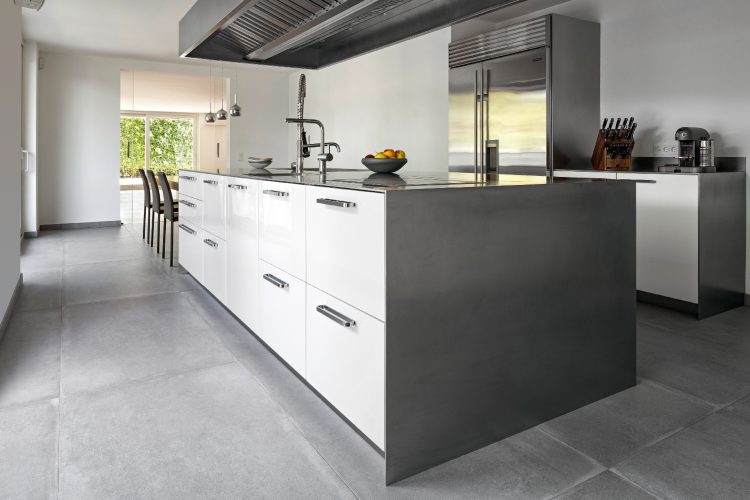 abimis-i-pantone-2026-cloud-dancer-donosi-novu-smirenost-u-svet-luksuznih-kuhinja-od-nerdajuceg-celika-15