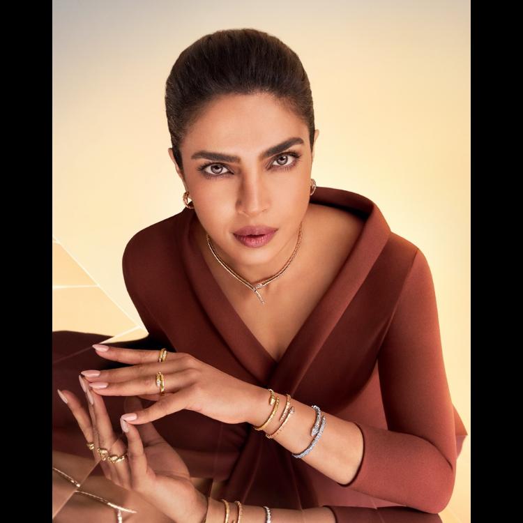 en-hatavej-i-prijanka-copra-dzonas-u-znaku-serpenti-bvlgari-slavi-moc-zavodljive-ikone-2