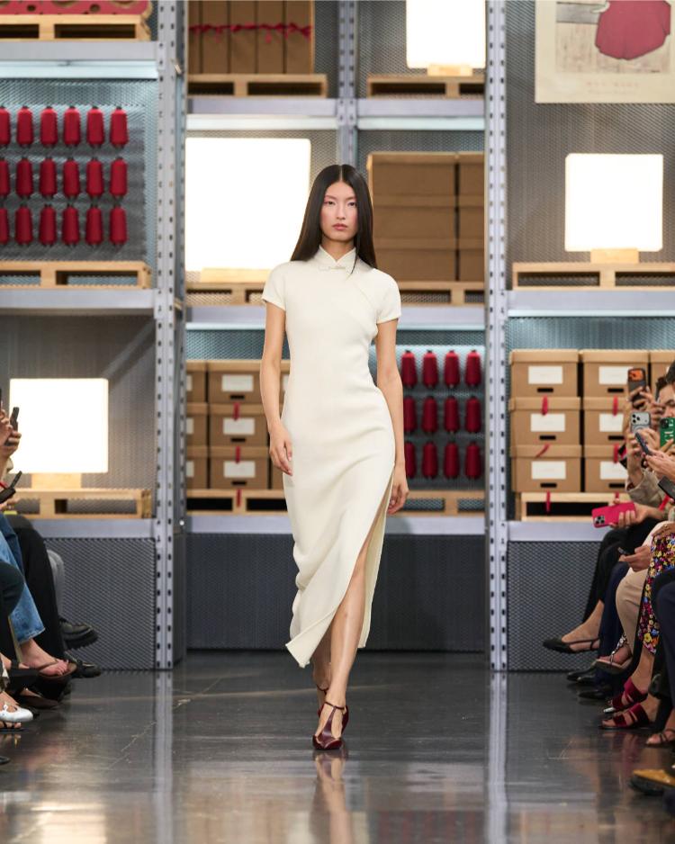 max-mara-resort-2027-kinetic-chic-bauhaus-kaputi-luksuzna-zenska-moda-shanghai-2027-3