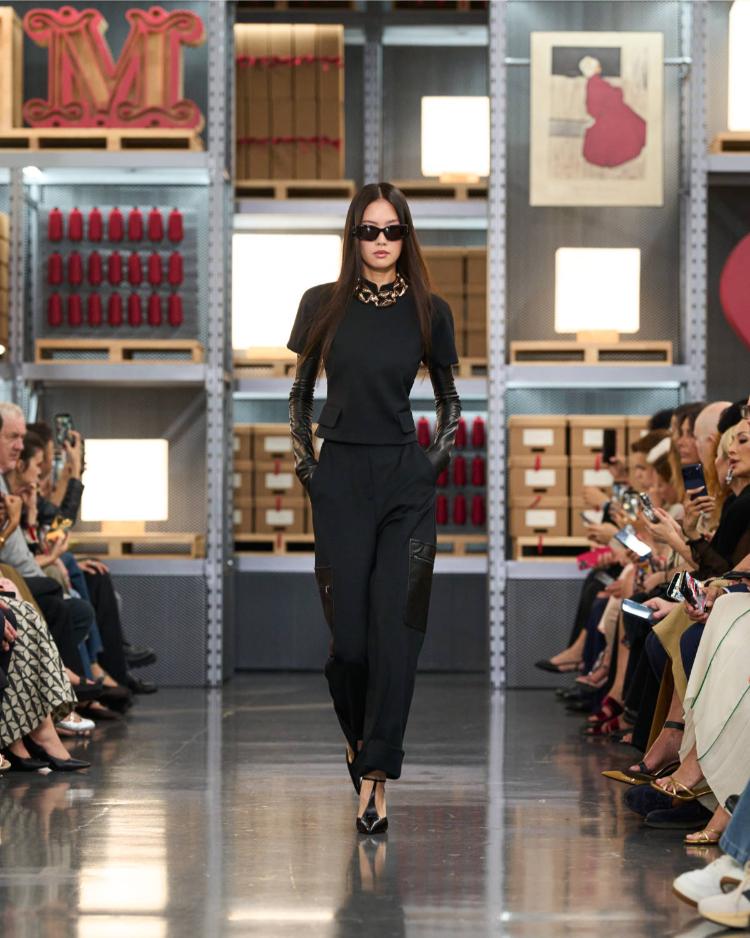 max-mara-resort-2027-kinetic-chic-bauhaus-kaputi-luksuzna-zenska-moda-shanghai-2027-9