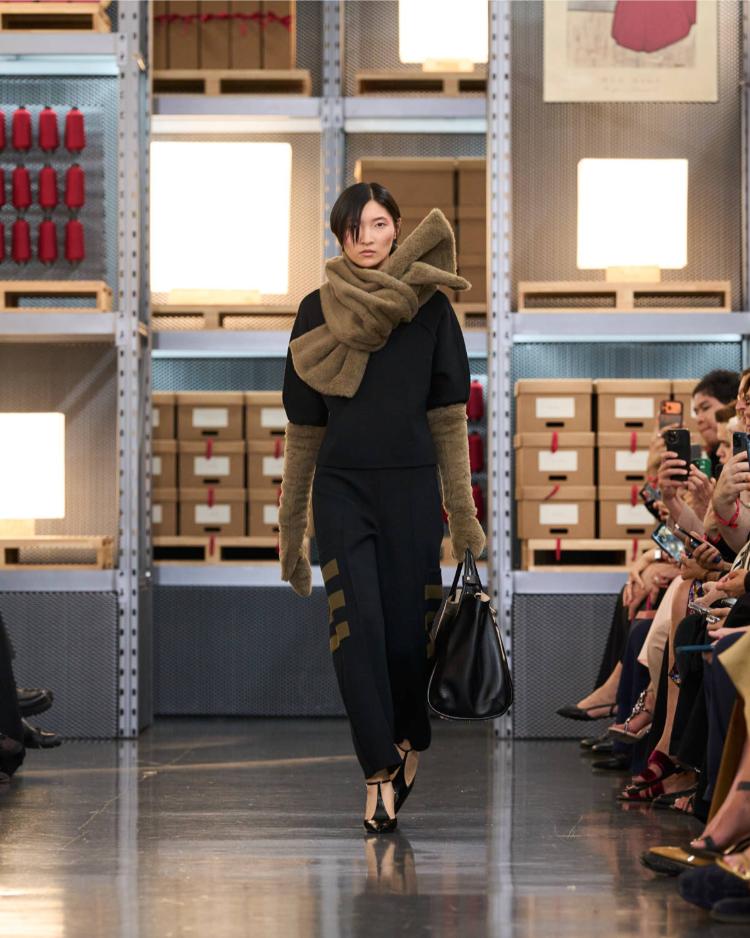 max-mara-resort-2027-kinetic-chic-bauhaus-kaputi-luksuzna-zenska-moda-shanghai-2027-17