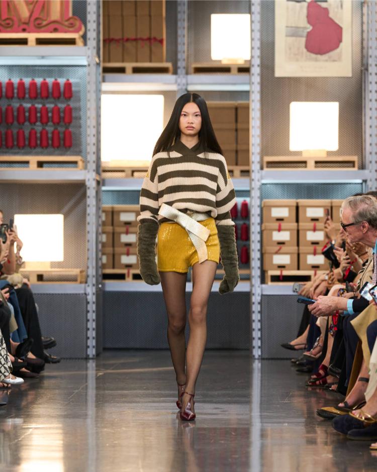 max-mara-resort-2027-kinetic-chic-bauhaus-kaputi-luksuzna-zenska-moda-shanghai-2027-24