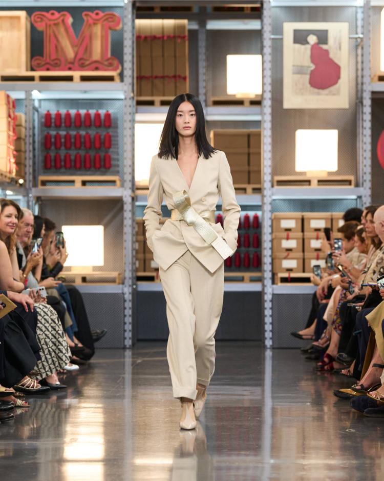 max-mara-resort-2027-kinetic-chic-bauhaus-kaputi-luksuzna-zenska-moda-shanghai-2027-28