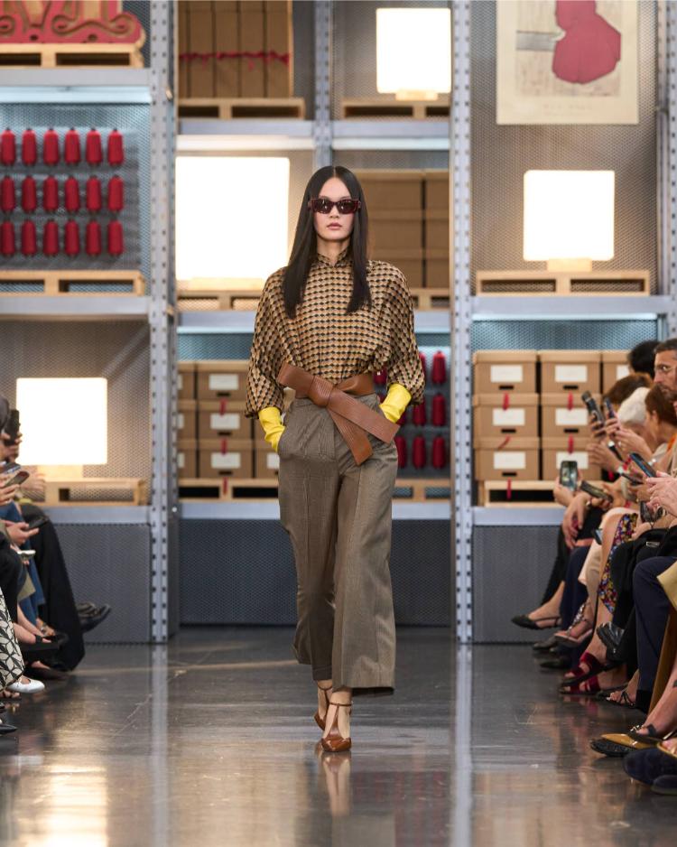 max-mara-resort-2027-kinetic-chic-bauhaus-kaputi-luksuzna-zenska-moda-shanghai-2027-32