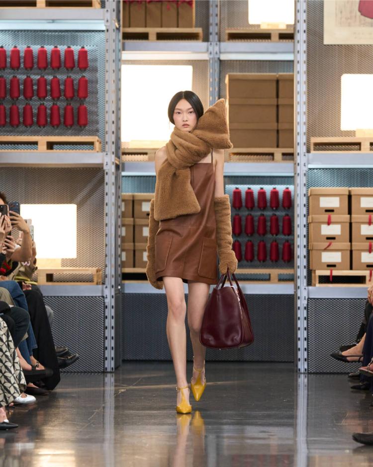 max-mara-resort-2027-kinetic-chic-bauhaus-kaputi-luksuzna-zenska-moda-shanghai-2027-41