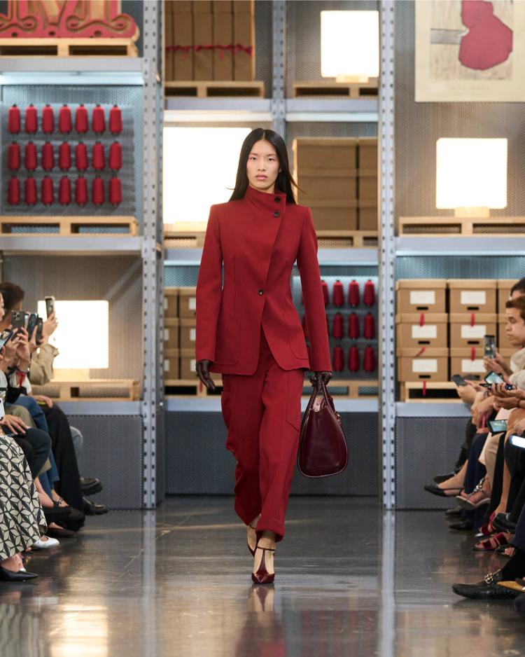 max-mara-resort-2027-kinetic-chic-bauhaus-kaputi-luksuzna-zenska-moda-shanghai-2027-43
