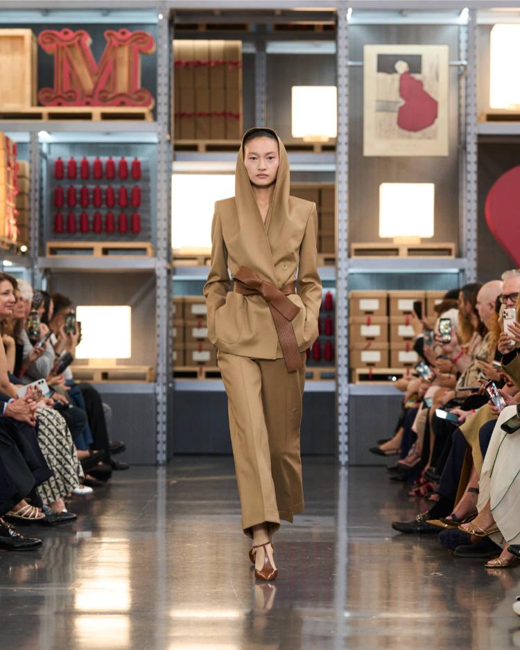 max-mara-resort-2027-kinetic-chic-bauhaus-kaputi-luksuzna-zenska-moda-shanghai-2027-46