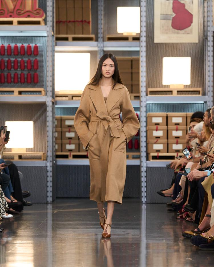 max-mara-resort-2027-kinetic-chic-bauhaus-kaputi-luksuzna-zenska-moda-shanghai-2027-48