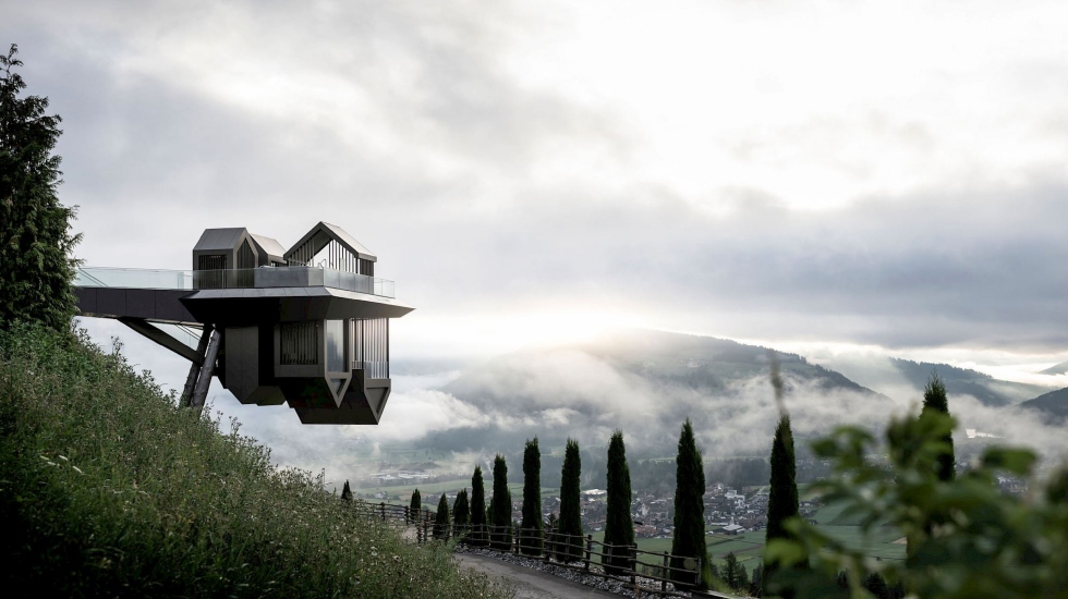 Neither in the clouds or on the earth - a wellness center that defies gravity