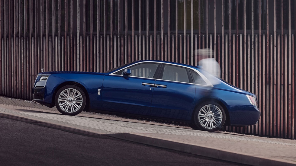 TRAVEL IN STYLE EPIC DRIVE WITH ROLLS-ROYCE