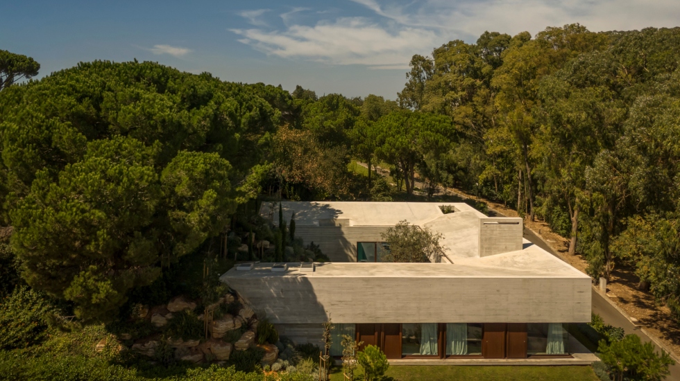 Dialogue Between Architecture and Topography: Oeiras House in Portugal