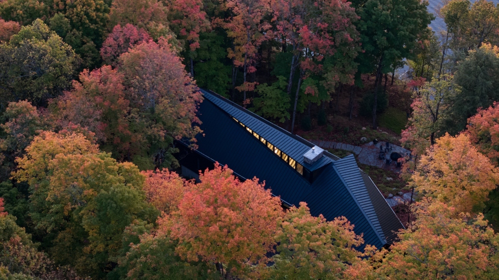 Shield and Shelter: A Family Retreat on the Lakeshore Embracing the Canadian Landscape