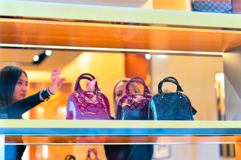 Chinese counterfeiters go a step ahead by selling fake Louis Vuitton bags  for a mere $100 even before the originals are sold at LV stores -  Luxurylaunches