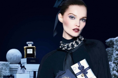 chanel-holiday-2025-ocaravajuci-simboli-koji-osvetljavaju-praznicne-mirisne-poklone (1).jpg
