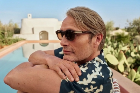 mads-mikelsen-otelotvoruje-italijansko-leto-u-kampanji-zegna-summer-2025 (1).jpg