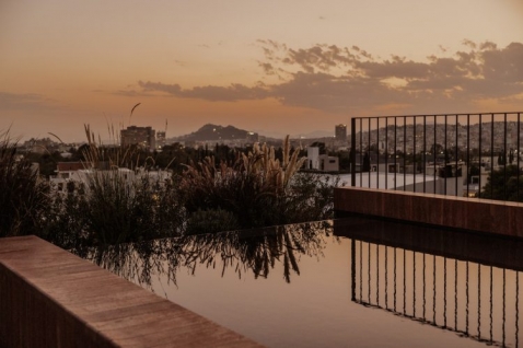 lumen-residence-block722-pretvara-atinsko-stanovanje-u-iskustvo-svetlosti-prirode-i-porodicne-intimnosti (1).jpg