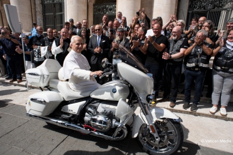 blagoslovljen-od-pape-roden-za-luksuz-unikatni-bmw-r-18-ide-na-aukciju (1).jpg