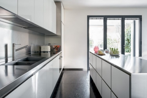 abimis-i-pantone-2026-cloud-dancer-donosi-novu-smirenost-u-svet-luksuznih-kuhinja-od-nerdajuceg-celika (13).jpg