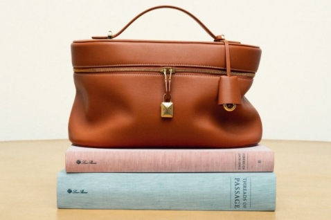 loro-piana-extra-softy-torba-proleceleto-2026-tiha-elegancija-u-pokretu (1).jpg