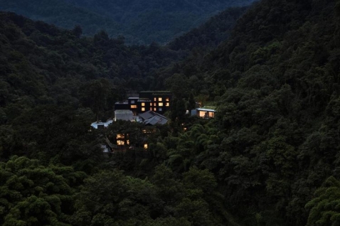 zoland-emei-resort-kina-studio-j-bridgland-luksuzni-planinski-resort-savremena-arhitektura-2025.jpg