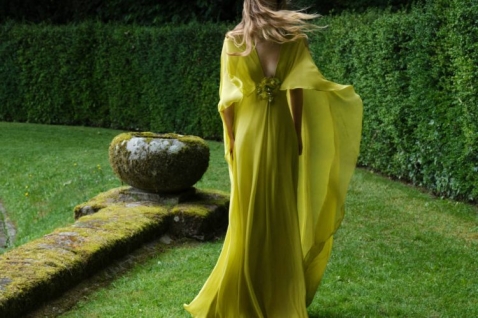 elie-saab-resort-2027-luksuzna-zenska-moda-svilena-odela-sifon-haljine-resort-kolekcija-2027.jpg