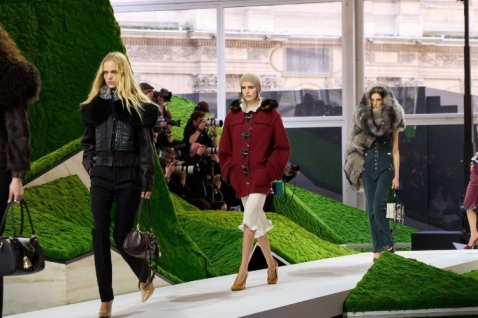 louis-vuitton-super-nature-fw26-revija-louvre-nicolas-ghesquiere-couture-kolekcija-2026-modna-revija.jpg