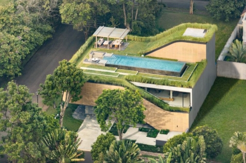 split-mass-residence-k-thengono-design-studio-indonezija-moderna-kuca-bazen-na-krovu-2026 (30).jpg