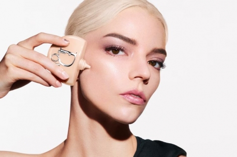 dior-backstage-glow-up-skin-tint-2026-dzena-ortega-anja-tejlor-dzoj-dzisu-sminka (2).jpg